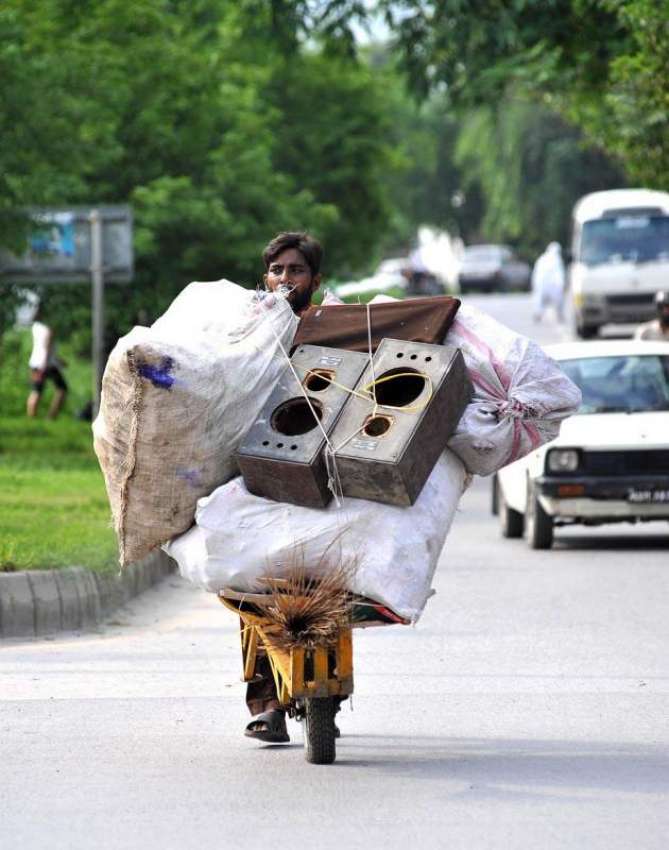 اسلام آباد: وفاقی دارالحکومت میں محنت کش ہتھ ریڑھی پر کارآمد ..