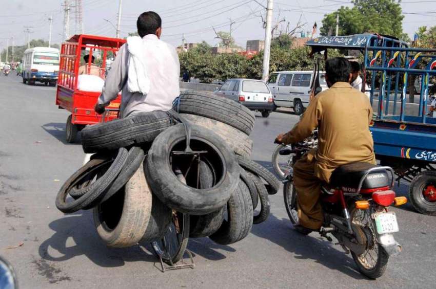 فیصل آباد: سائیکل سوار محنت کش گاڑیوں کے پرانے ٹائر سائیکل ..