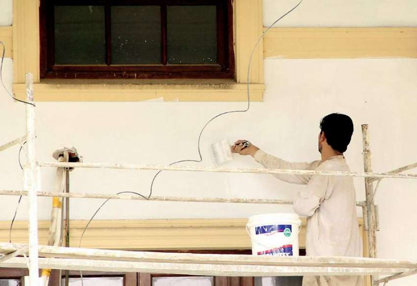لاہور: پنجاب اسمبلی کی دیوار پر رنگ ساز پنٹ کر رہا ہے۔