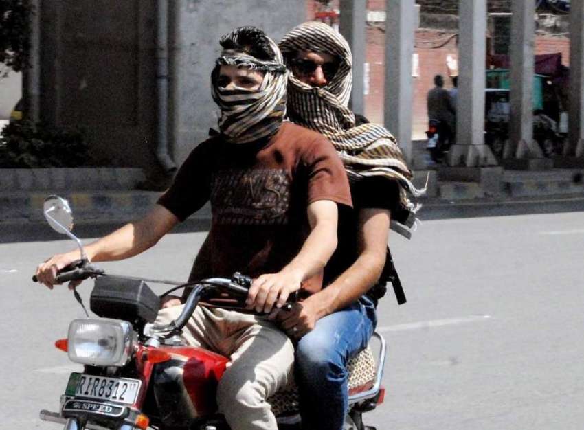 راولپنڈی: گرمی اور لوح سے بچنے کے لیے شہری چہرہ کپڑے سے ڈھانپے ..