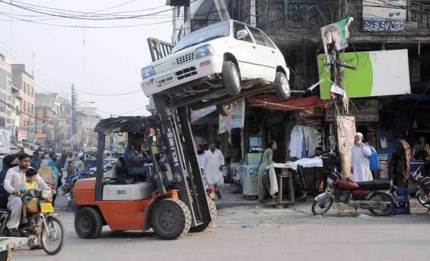راولپنڈی: ٹریفک پولیس اہلکار راجہ بازار مں ی نو پارکنگ سے ..
