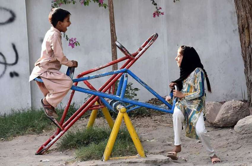 لاڑکانہ: بچے جناح باغ میں کھیل کود میں مصروف ہیں۔
