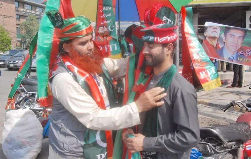 لاہور: لبرٹی چوک میں تحریک انصاف کا کارکن پارٹی پرچم کے رنگوں ..