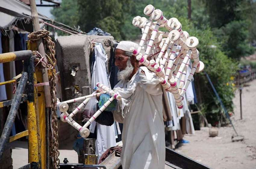 پشاور: ایک معمر محنت کش پھیری لگا کر پیڑھیاں فروخت کر رہاہے۔