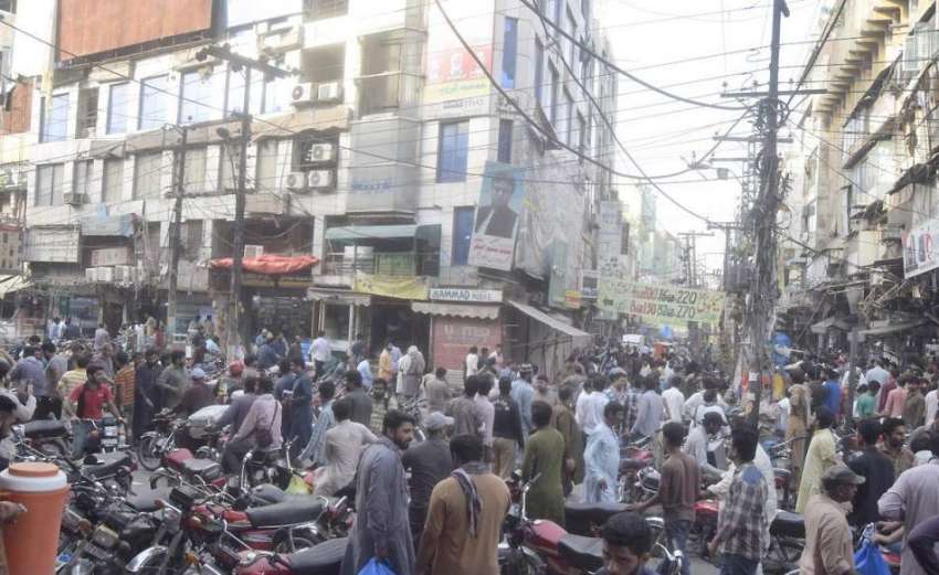 لاہور: ہال روڈ مارکیٹ میں بارشوں سے متاثرہ عمارت کے باہر ..