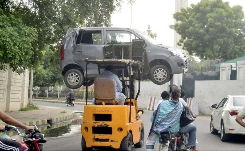 لاہور: حادثے کا شکار گاڑی کو لفٹر کے ذریعے اٹھا کر ورکشاپ ..