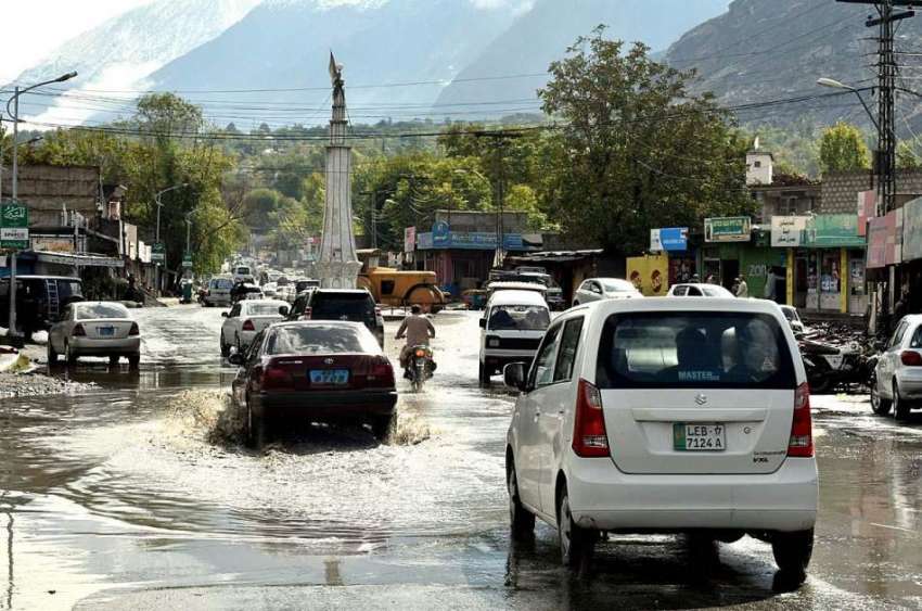 گلگت: موسلا دھار بارش کے بعد سڑک پر جمع پانی سے گاڑیاں گزر ..
