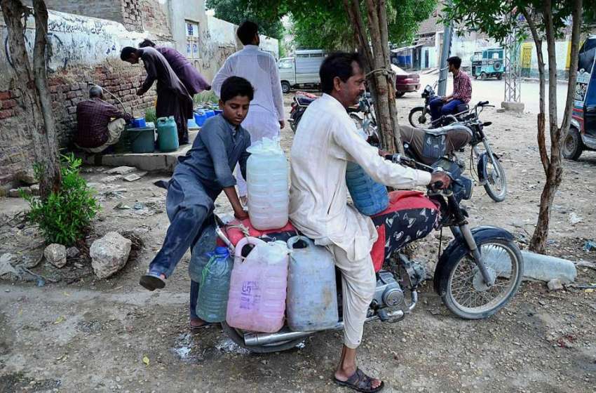 حیدر آباد: موٹر سائیکل سوار پینے کے لیے صاف پانی بھر کر لیجا ..