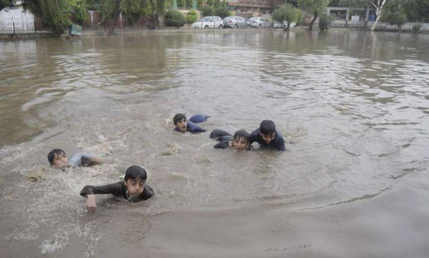 لاہور: نصیر آباد کے علاقہ میں بارش کے بعد پارک میں جمع ہونیوالے ..