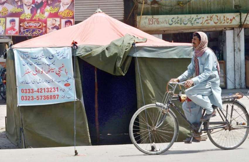 لاہور: ایک سائیکل سوار ایمرجنسی ریلیف کیمپ برائے مون سون ..