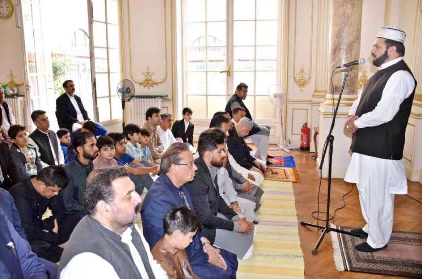 پیرس: پیرس میں مسلم کمیونٹی عیدالاضحی کی نماز کا خطبہ سنتے ..