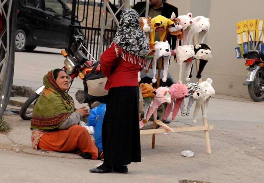 راولپنڈی: صدر بازار میں ایک خاتون بچوں کی ٹوپیاں سجائے فروخت ..