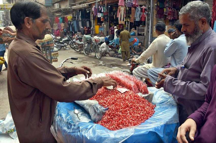 لاہور: محنت کش گھر کا چولہا جلانے کے لیے انار فروخت کر رہا ..