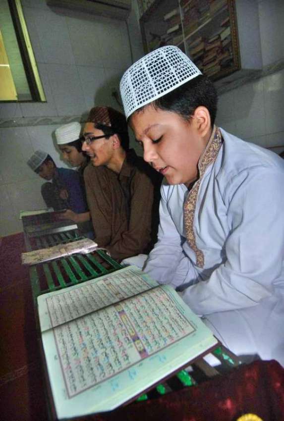 راولپنڈی: بچے مدرسہ میں قران مجید کی تلاوت کر رہے ہیں۔