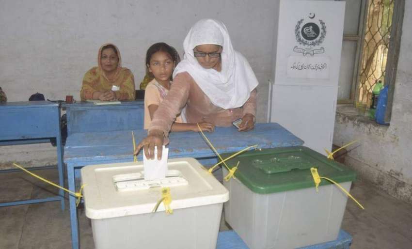 لاہور: عام انتخابات 2018  حلقہ این اے128میں ایک خاتون ووٹر اپنا ..