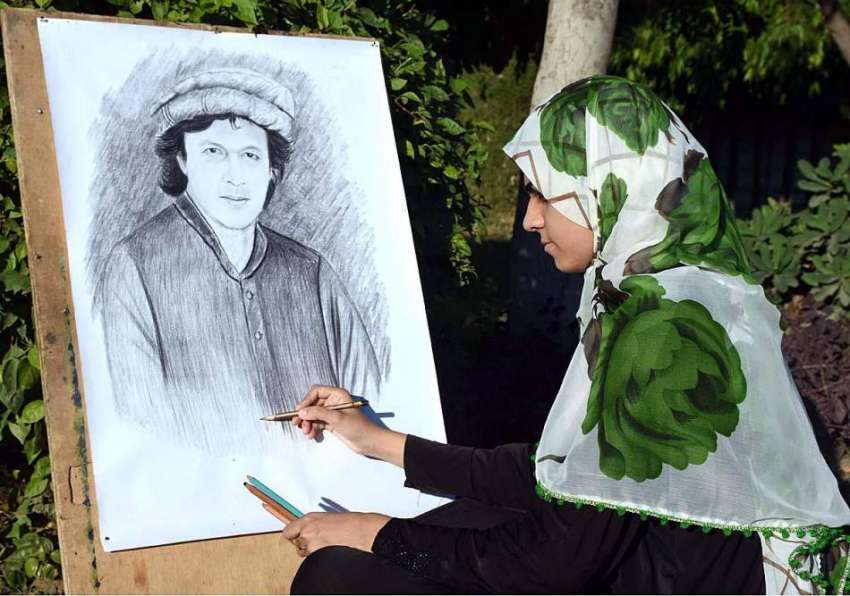 لاہور: ایک طالبہ وزیر اعظم عمران خان کی تصویر بنا رہی ہے۔