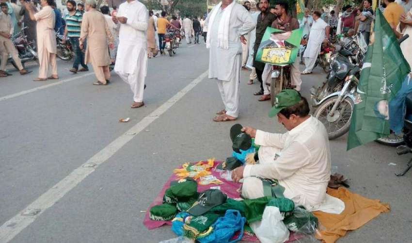 لاہور: مال روڈ پر چیئرنگ کراس میں ایک شخص (ن) لیگ کے پرچم والی ..