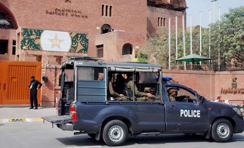 لاہور: پولیس وین قذافی اسٹیڈیم کے اطراف میں گشت کر رہے ہیں۔