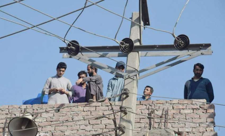لاہور: بوہڑ والا چوک کے قریب ایک گھر کی چھت کے ساتھ بجلی کی ..