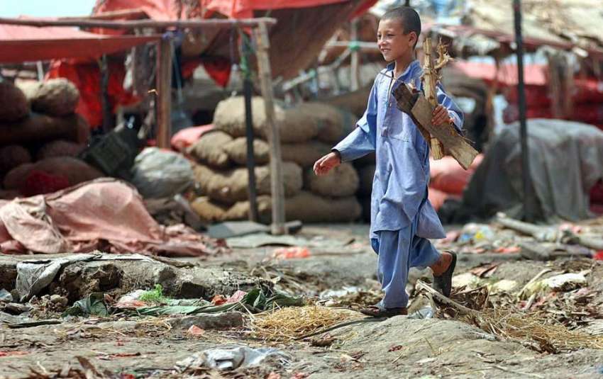 اسلام آباد: وفاقی دارالحکومت میں خانہ بدوش بچہ گھر کا چولہا ..