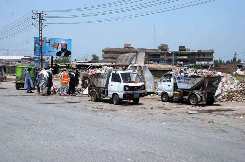 پشاور: ایم ایس پی کے اہلکار صفائی ستھرائی کے کام میں مصروف ..