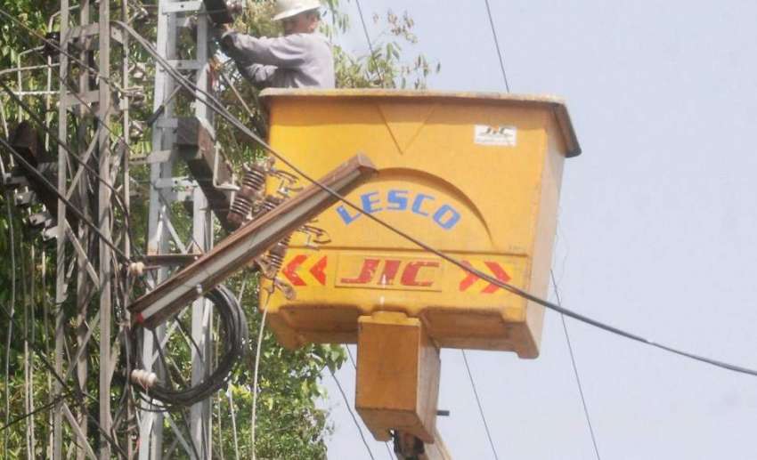 لاہور: لیسکو ملازم جی او آر میں بجلی کی تاروں کی مرمت میں ..