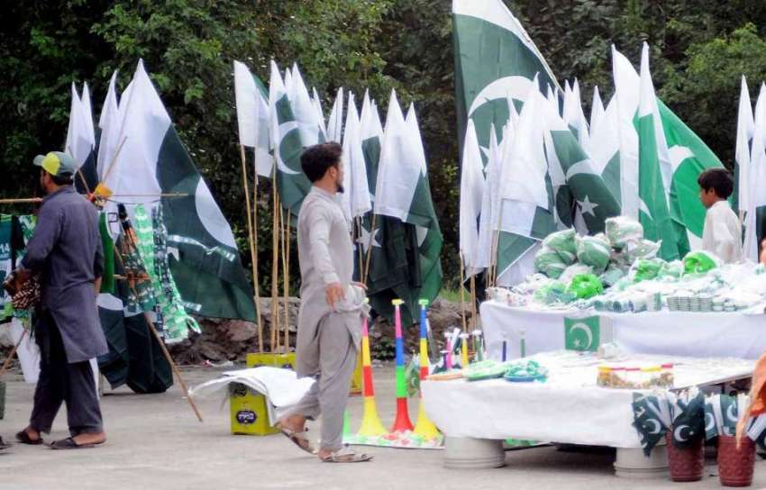 اسلام آباد: سگنل فری ایکسپریس وے کنارے سٹال فروش جشن آزادی ..