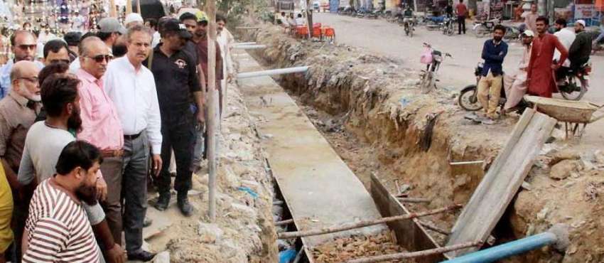 کراچی: اللہ والا ٹاؤن کورنگی میں میئرکراچی وسیم اختر برساتی ..