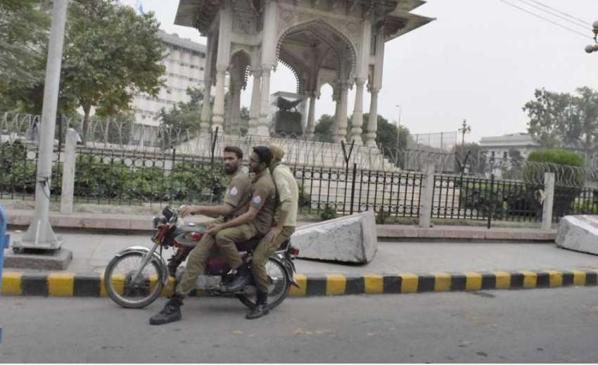 لاہور: مال روڈ پر پولیس اہلکار بغیر ہیلمٹ اور زائد سوایاں ..