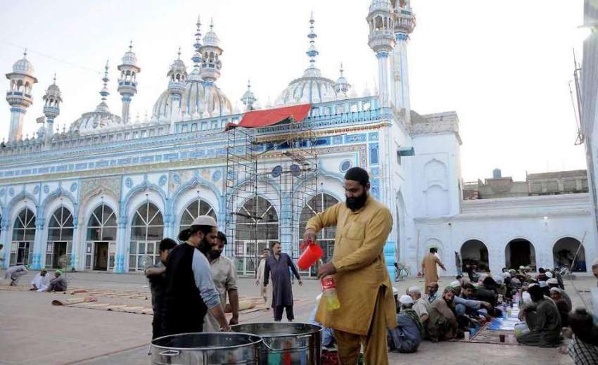 راولپنڈی: جامعہ مسجد میں انتظامیہ روزے داروں کے لیے مشروبات ..