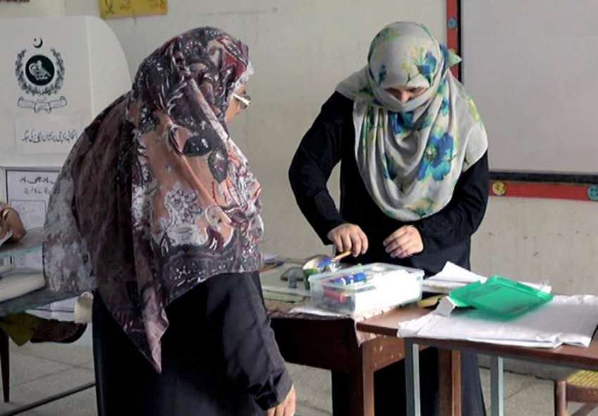 راولپنڈی: عام انتخابات 2018  کے موقع پرخواتین پولنگ آفیسر ..