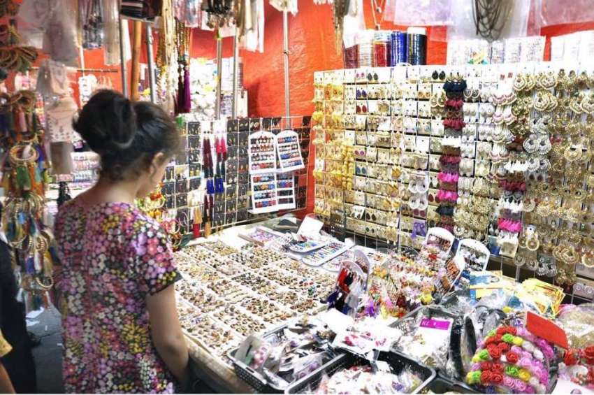 راولپنڈی: عید کی تیاریوں میں مصروف خاتون ایک دکان سے جیولری ..