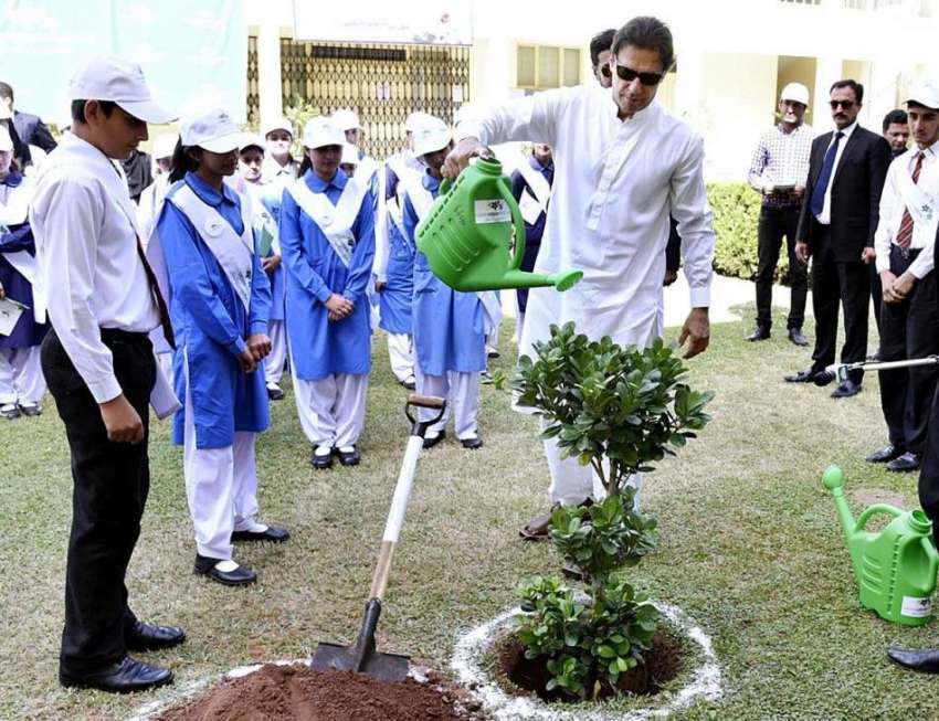 اسلام آباد: وزیر اعظم عمران خان ”Cleen & Green Pakistan“مہم کے دوران ..