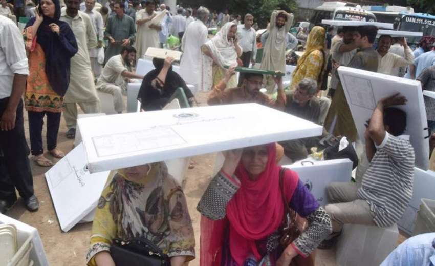 لاہور: پولنگ کا سامان لینے کے لیے آئی خواتین پریزائیڈنگ ..