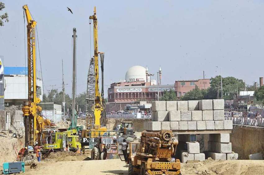 کراچی: مزدور گرین لائن بس پراجیکٹ کے تعمیراتی کام میں مصروف ..