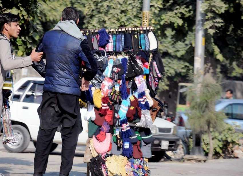 راولپنڈی: شہری روڈ کنارے لگے سٹال سے اشیاء خرید رہے ہیں۔
