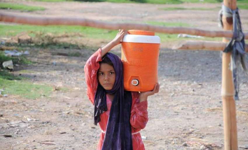 اسلام آباد: جڑواں شہروں میں پانی کی قلت کے باعث ایک بچی دور ..
