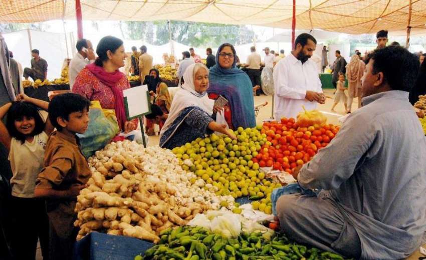 راولپنڈی: شمس آباد سستا رمضان بازار سے شہری خریداری کر رہے ..