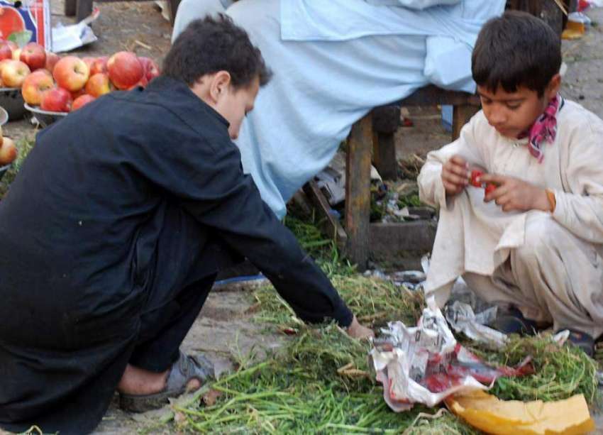 لاہور: سبزی منڈی میں بچے گلی سٹری سٹرابری کھا رہے ہیں۔