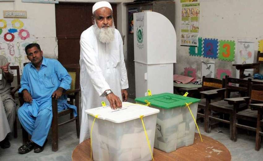 حیدر آباد: عام انتخابات 2018  ایک بزرگ شخص اپنا حق رائے دہی ..