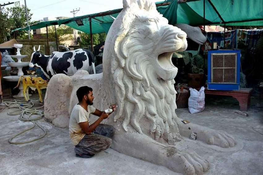 لاہور: محنت کش شیر کا ماڈل تیار کر رہا ہے۔