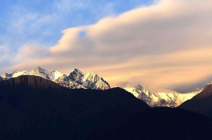 گلگت: جلال آباد کے قریب برف سے ڈھکی پہاڑیوں کا دلکش منظر۔