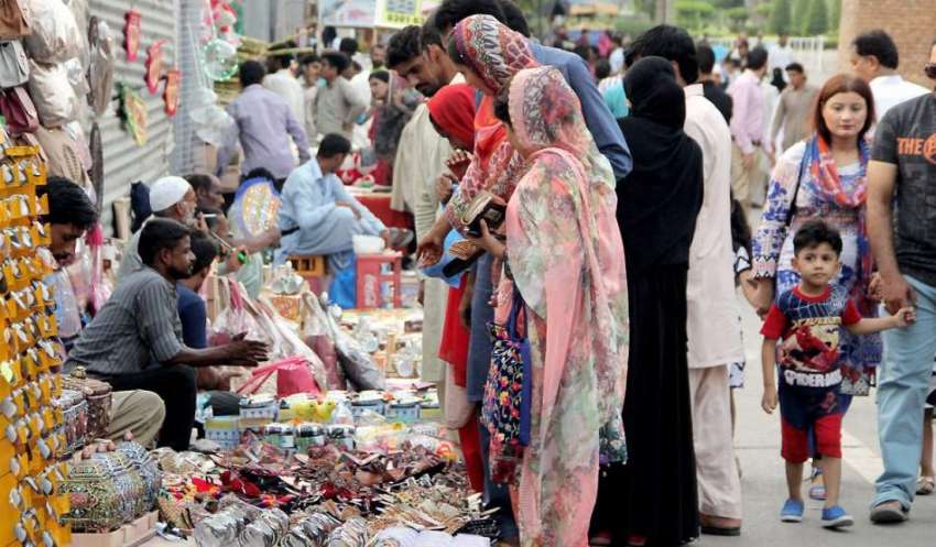 لاہور: شاہی قلعہ کے باہر سٹالوں سے خواتین خریداری کر رہی ..