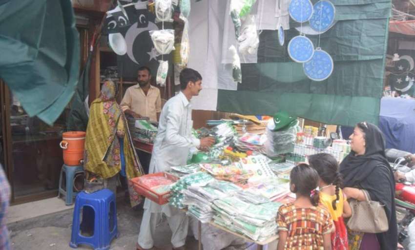 لاہورر: ایک خاتون اپنی بچیوں کے ہمراہ اردو بازار میں یوم ..