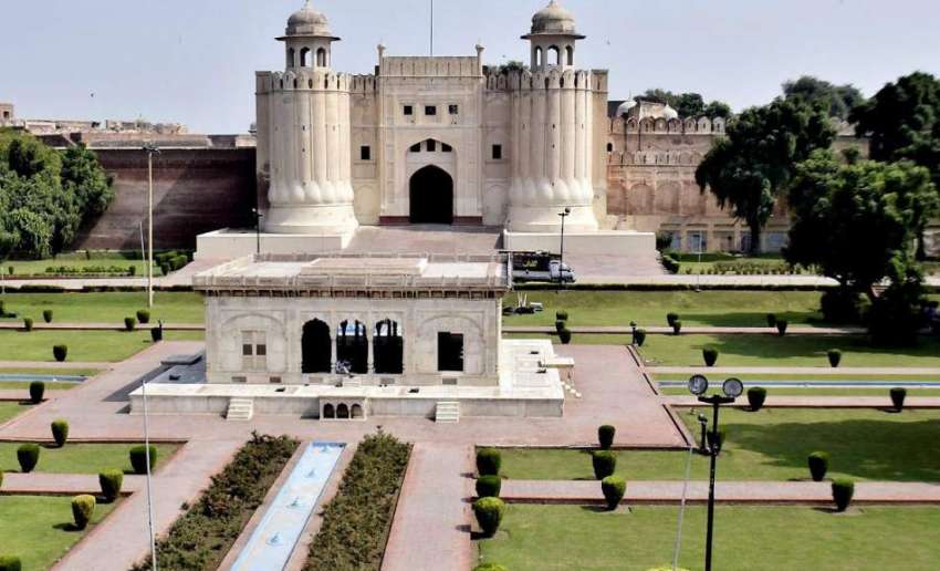 لاہور: حضوری باغ اور شاہی قلعے کا خوبصورت منظر۔
