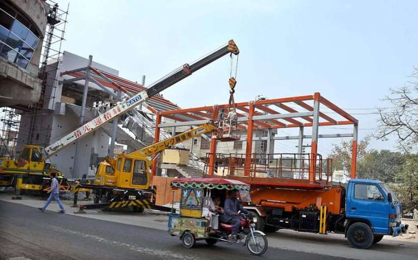 لاہور: مزدور اورنج لائن میٹرو ٹرین منصوبے پر کام میں مصروف ..