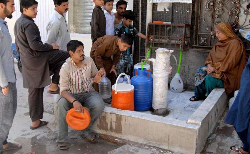 راولپنڈی: شہر میں پانی کی قلت کے باعث خیابان سر سید سیکٹر ..