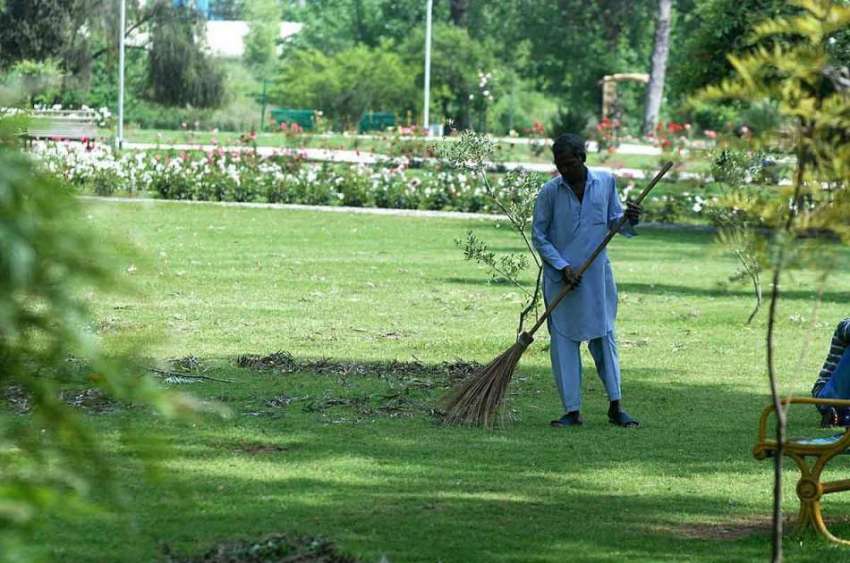 اسلام آباد: سی ڈی اے کا اہلکار پارک کی صفائی ستھرائی میں ..