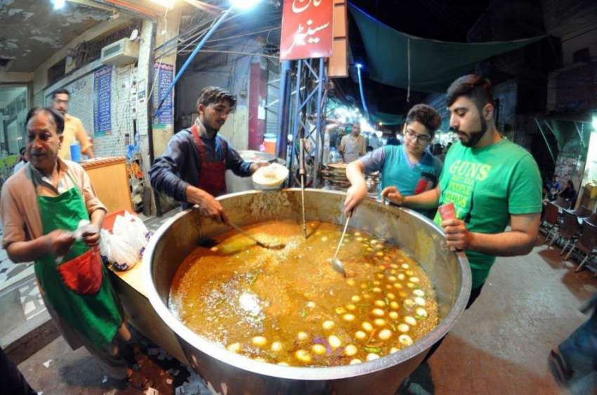 راولپنڈی: روزہ دا رسحری کے لیے کھانے پینے کی اشیاء خرید رہے ..