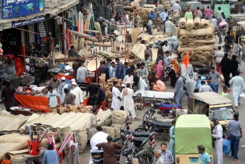 کراچی: عید کی تیاریوں میں مصروف شہری خریداری کر رہے ہیں۔